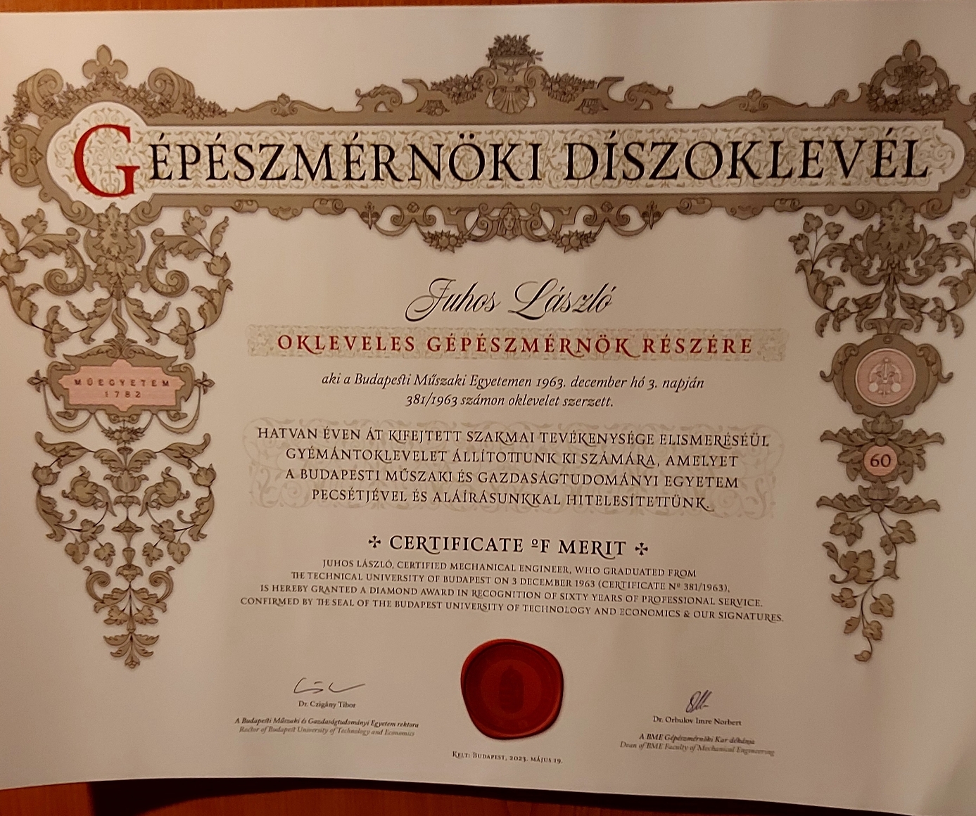Juhos Lszl Gymnt diplomt kapott